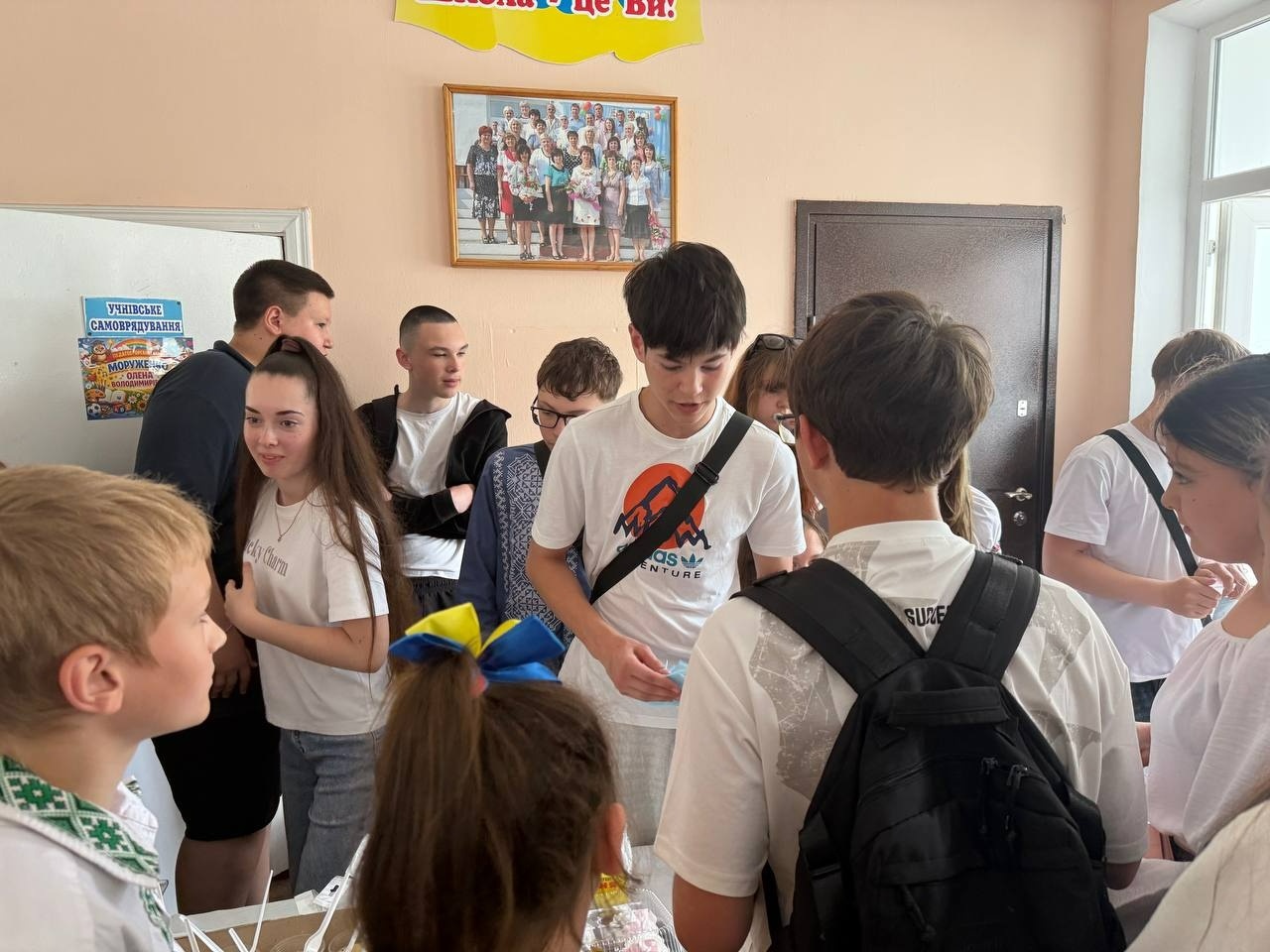 У Кінецьпільській гімназії на День вишиванки зібрали понад 24 тисячі гривень для військових