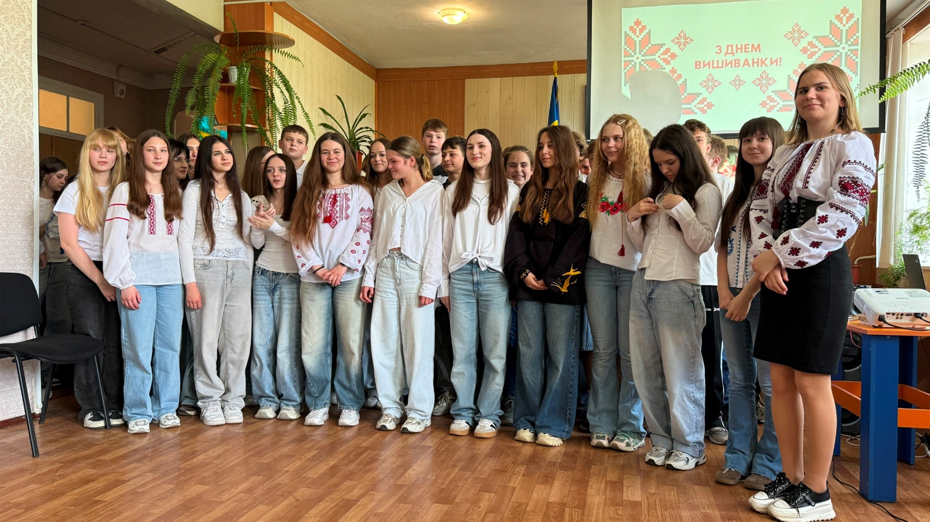 Співають всі: у первомайському ліцеї відбувся традиційний пісенний фестиваль «Зорі над Бугом»