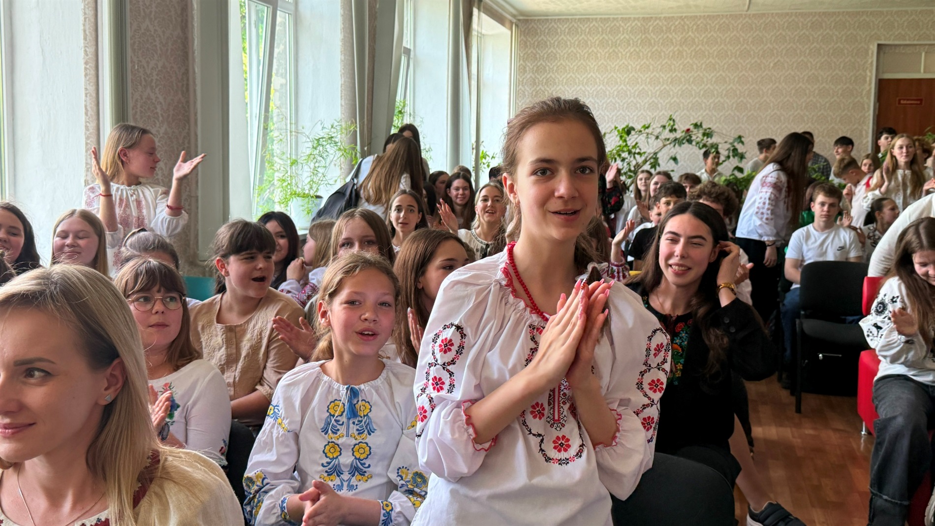 Співають всі: у первомайському ліцеї відбувся традиційний пісенний фестиваль «Зорі над Бугом»