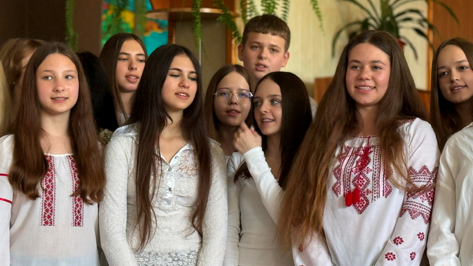 Співають всі: у первомайському ліцеї відбувся традиційний пісенний фестиваль «Зорі над Бугом»