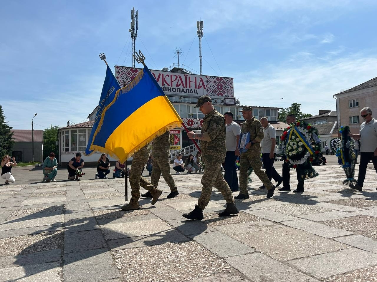 Живим коридором пошани: громада Первомайська попрощалася з Ігорем Хмелем