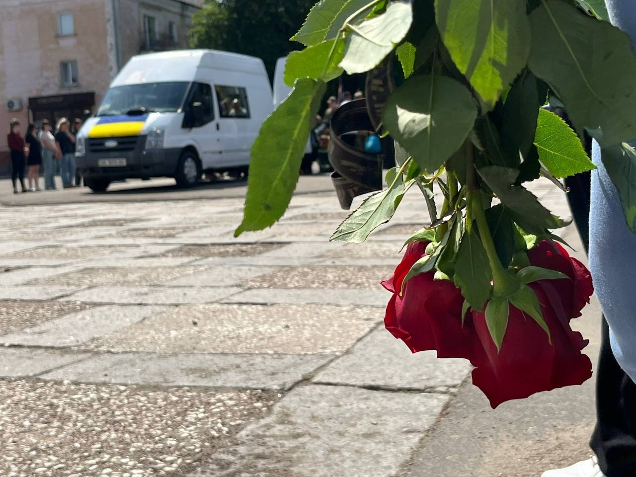 Живим коридором пошани: громада Первомайська попрощалася з Ігорем Хмелем