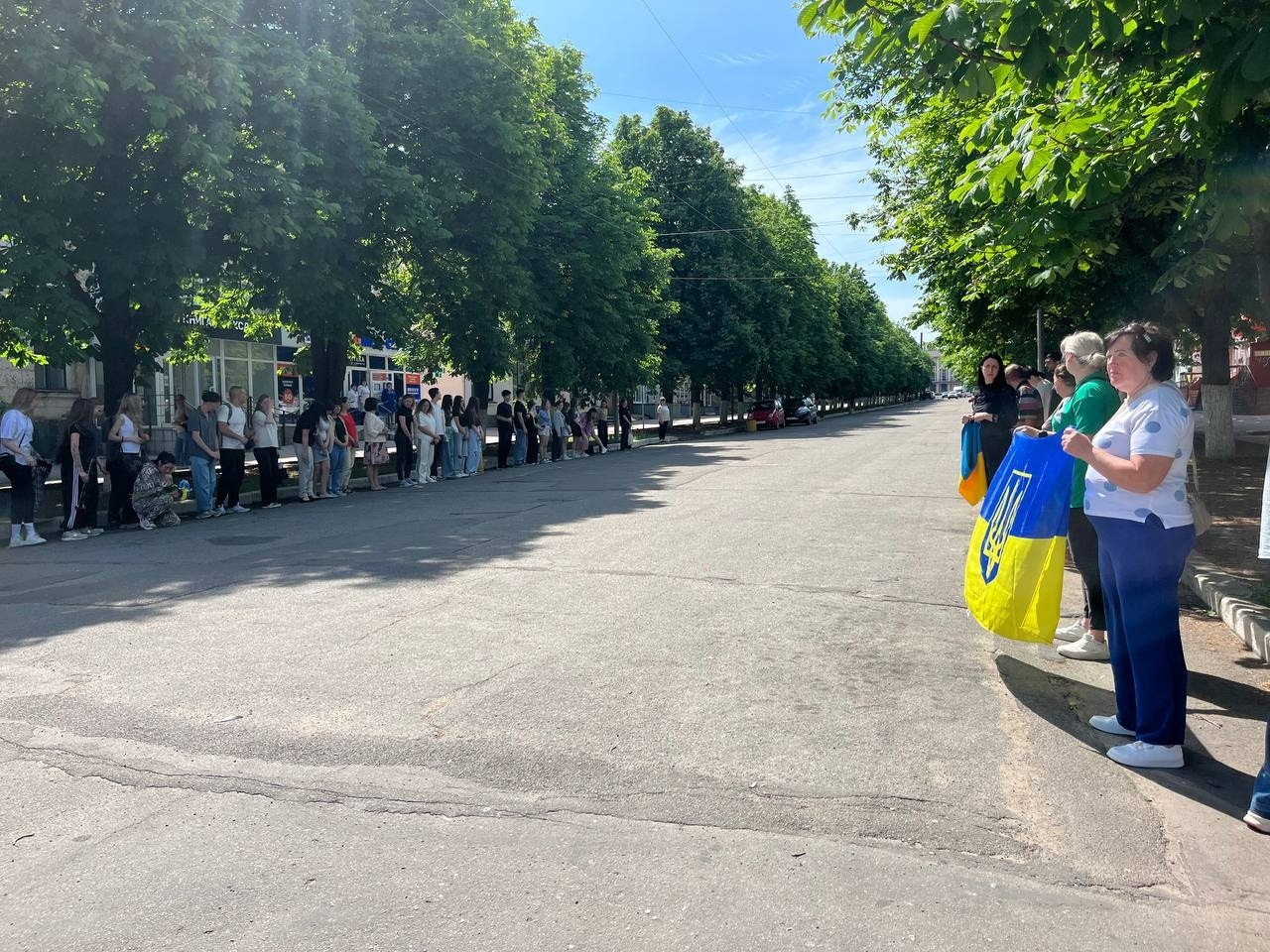 Живим коридором пошани: громада Первомайська попрощалася з Ігорем Хмелем