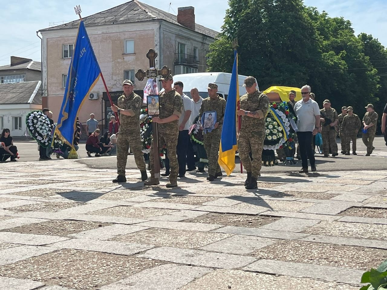 Живим коридором пошани: громада Первомайська попрощалася з Ігорем Хмелем