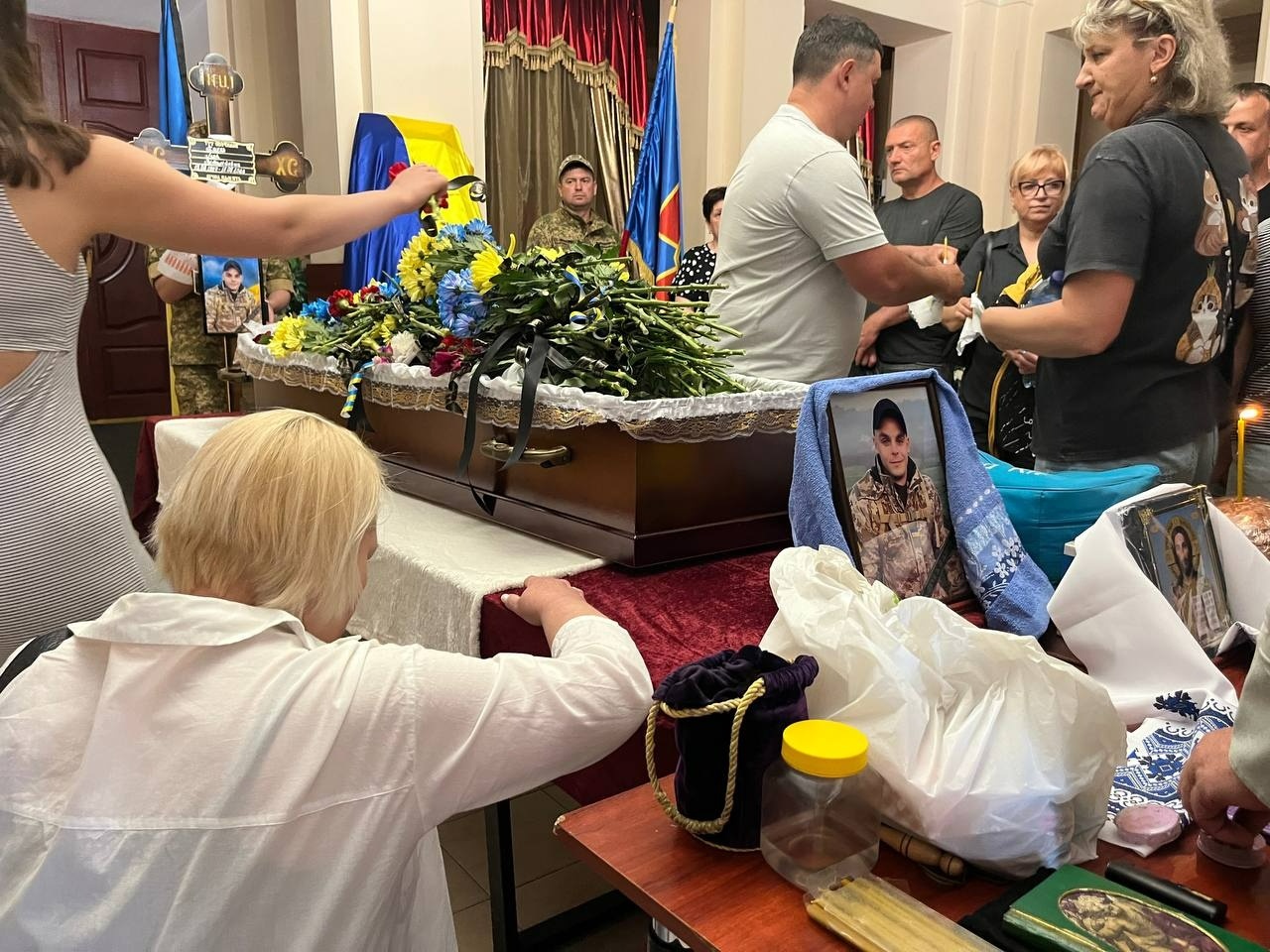 Живим коридором пошани: громада Первомайська попрощалася з Ігорем Хмелем