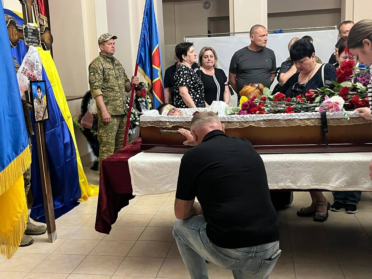 Живим коридором пошани: громада Первомайська попрощалася з Ігорем Хмелем