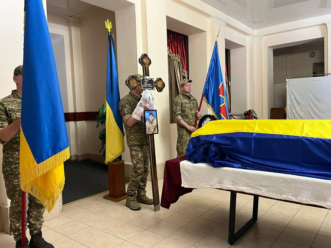 Живим коридором пошани: громада Первомайська попрощалася з Ігорем Хмелем