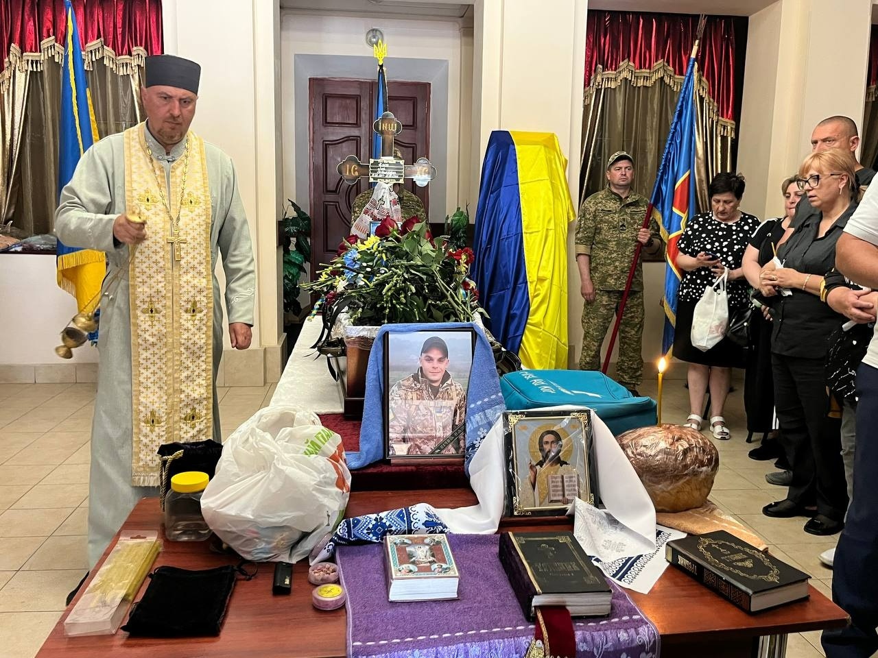 Живим коридором пошани: громада Первомайська попрощалася з Ігорем Хмелем
