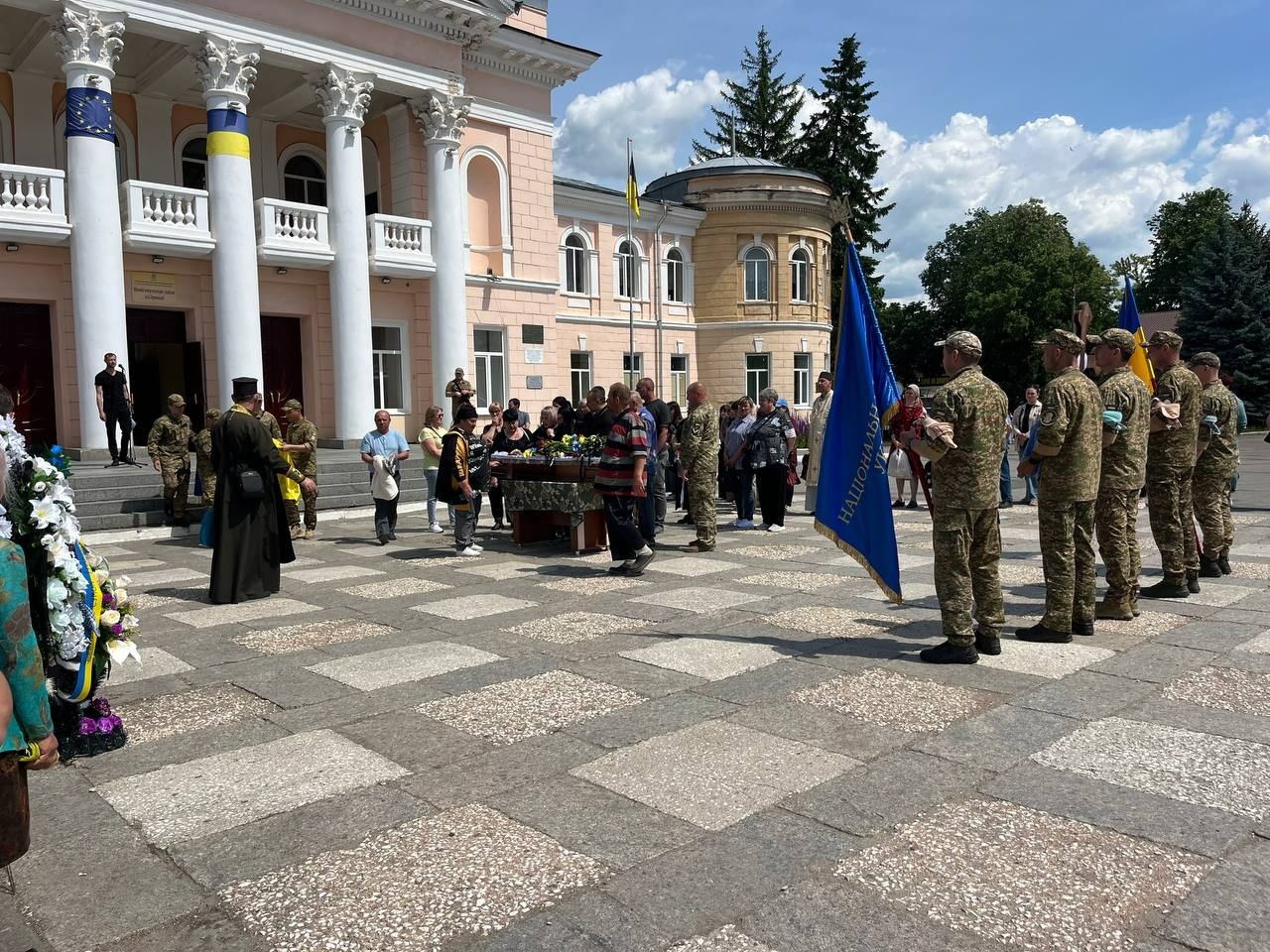 Живим коридором пошани: громада Первомайська попрощалася з Ігорем Хмелем