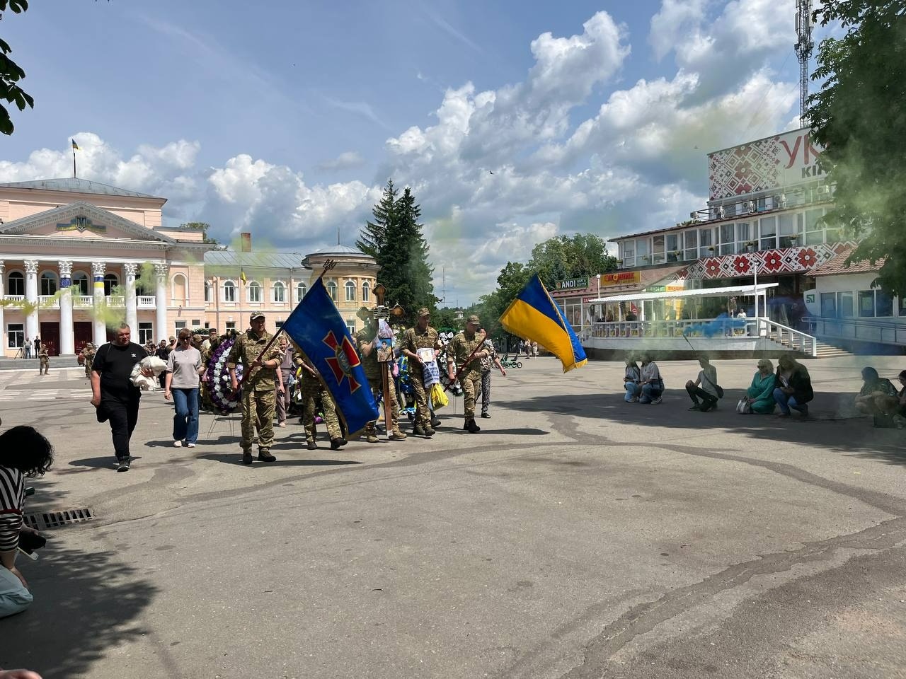 Живим коридором пошани: громада Первомайська попрощалася з Ігорем Хмелем