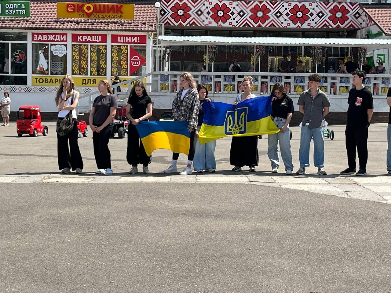 Живим коридором пошани: громада Первомайська попрощалася з Ігорем Хмелем