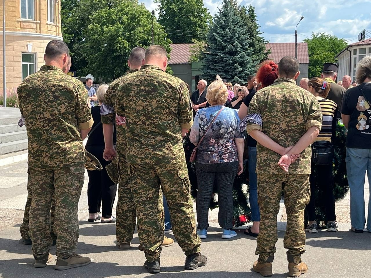 Живим коридором пошани: громада Первомайська попрощалася з Ігорем Хмелем