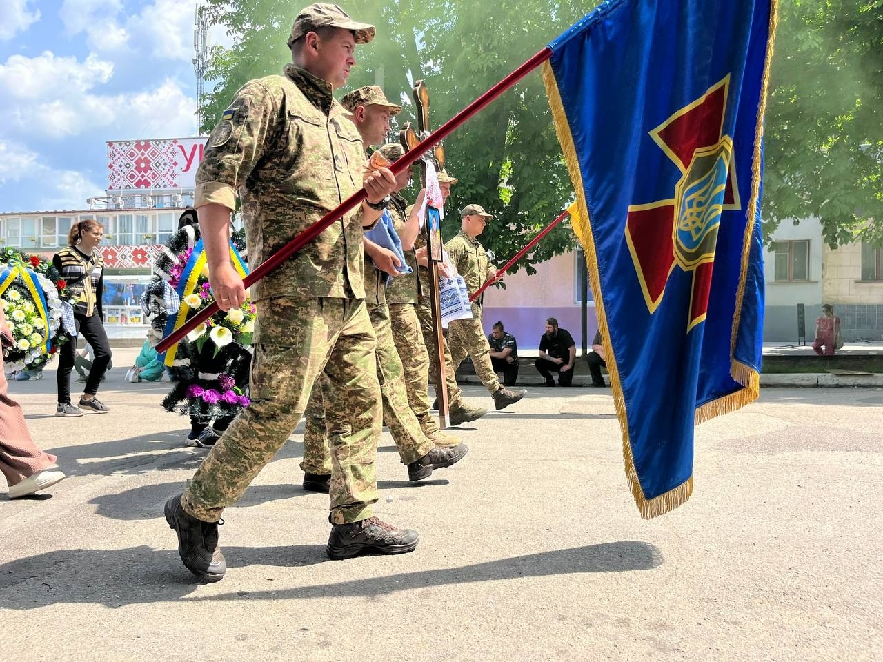 Живим коридором пошани: громада Первомайська попрощалася з Ігорем Хмелем
