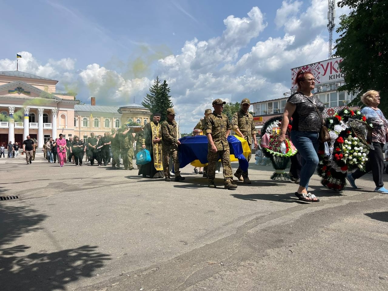 Живим коридором пошани: громада Первомайська попрощалася з Ігорем Хмелем
