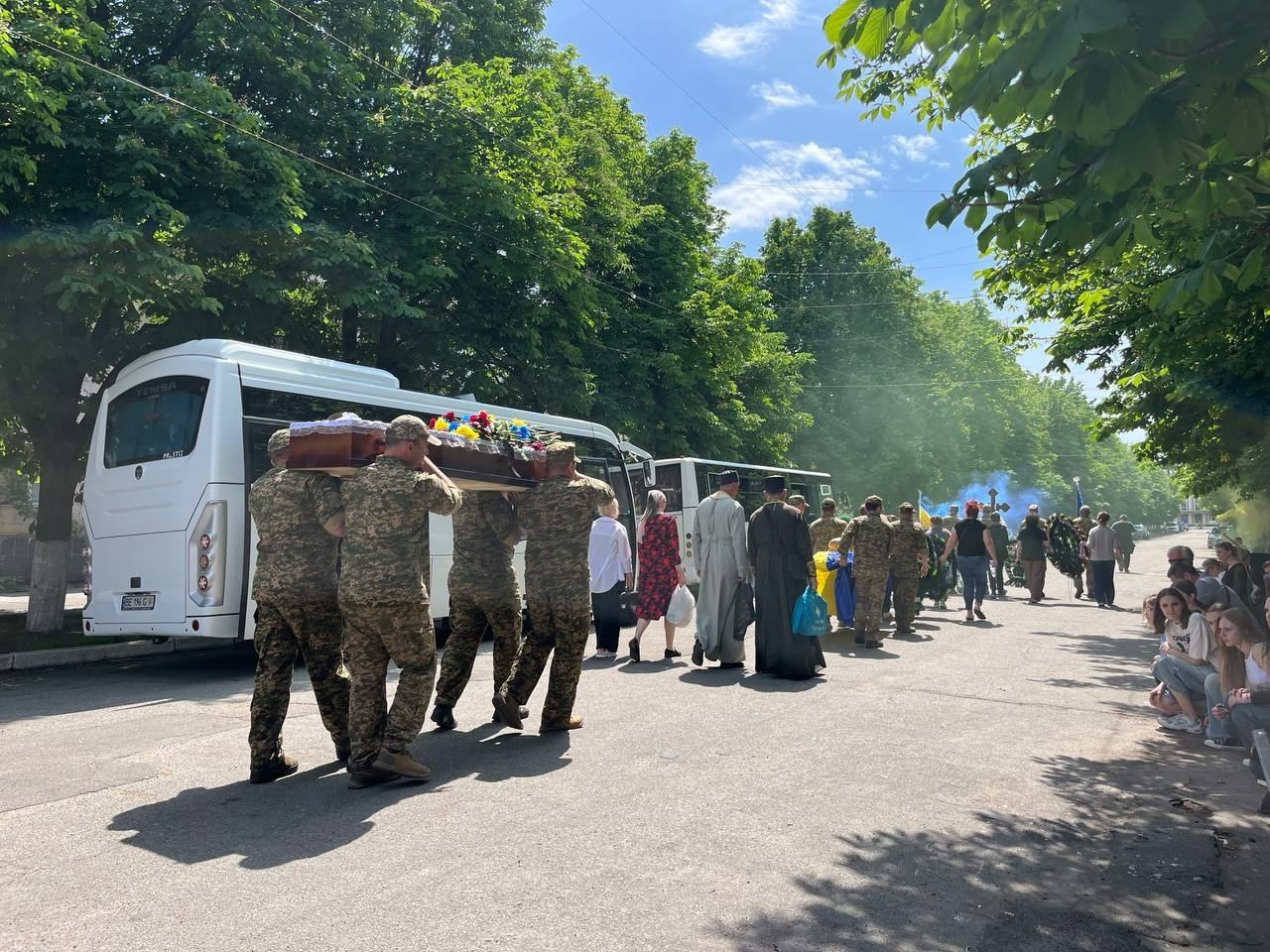 Живим коридором пошани: громада Первомайська попрощалася з Ігорем Хмелем
