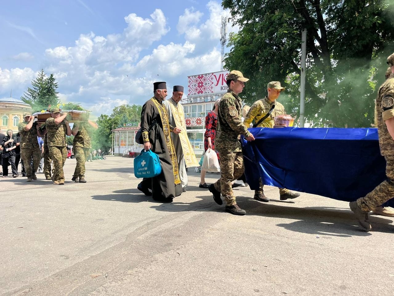 Живим коридором пошани: громада Первомайська попрощалася з Ігорем Хмелем