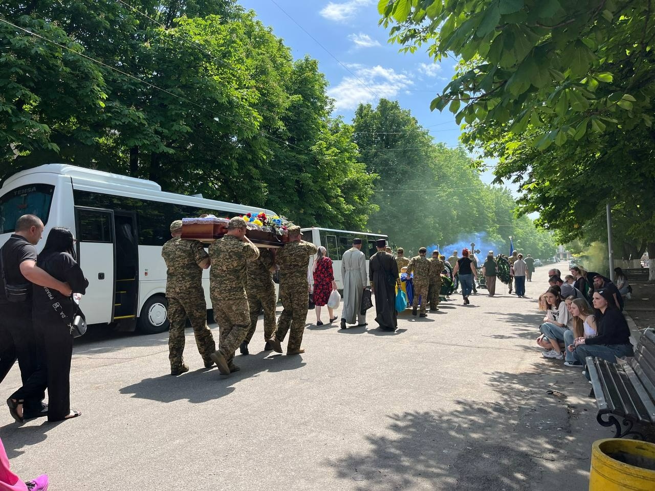 Живим коридором пошани: громада Первомайська попрощалася з Ігорем Хмелем