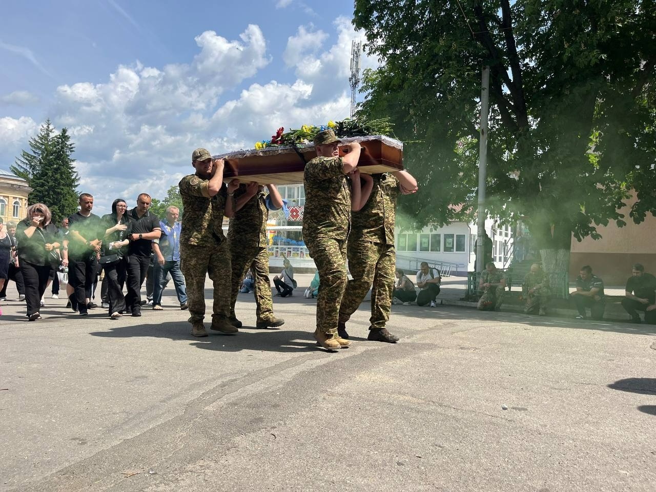 Живим коридором пошани: громада Первомайська попрощалася з Ігорем Хмелем