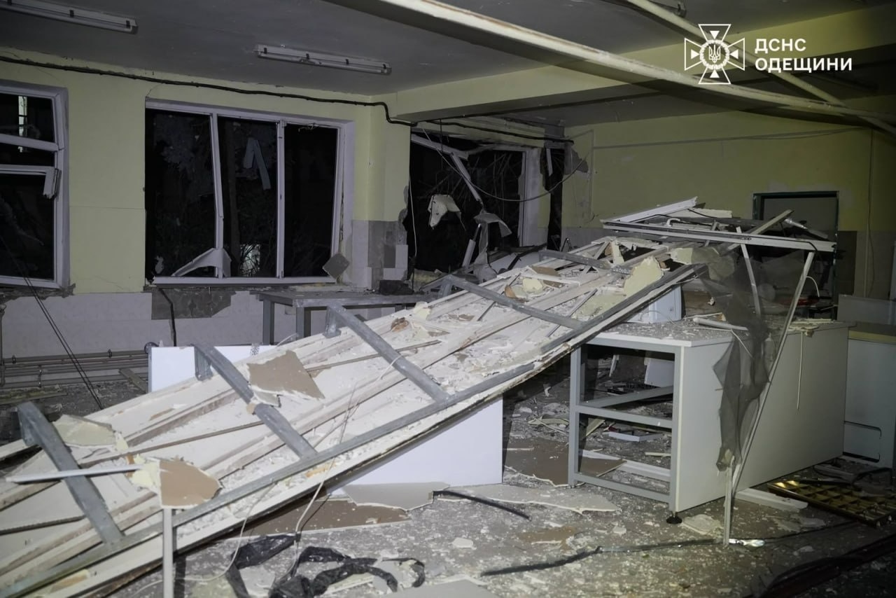 Росіяни завдали комбінованого удару по Одесі: є загиблий, пошкоджено школу та будинки