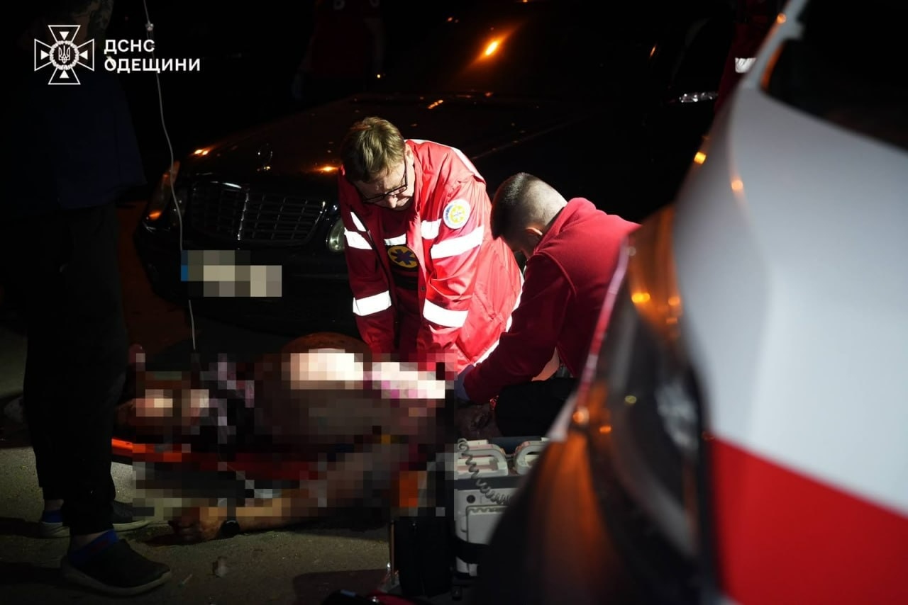 Росіяни завдали комбінованого удару по Одесі: є загиблий, пошкоджено школу та будинки
