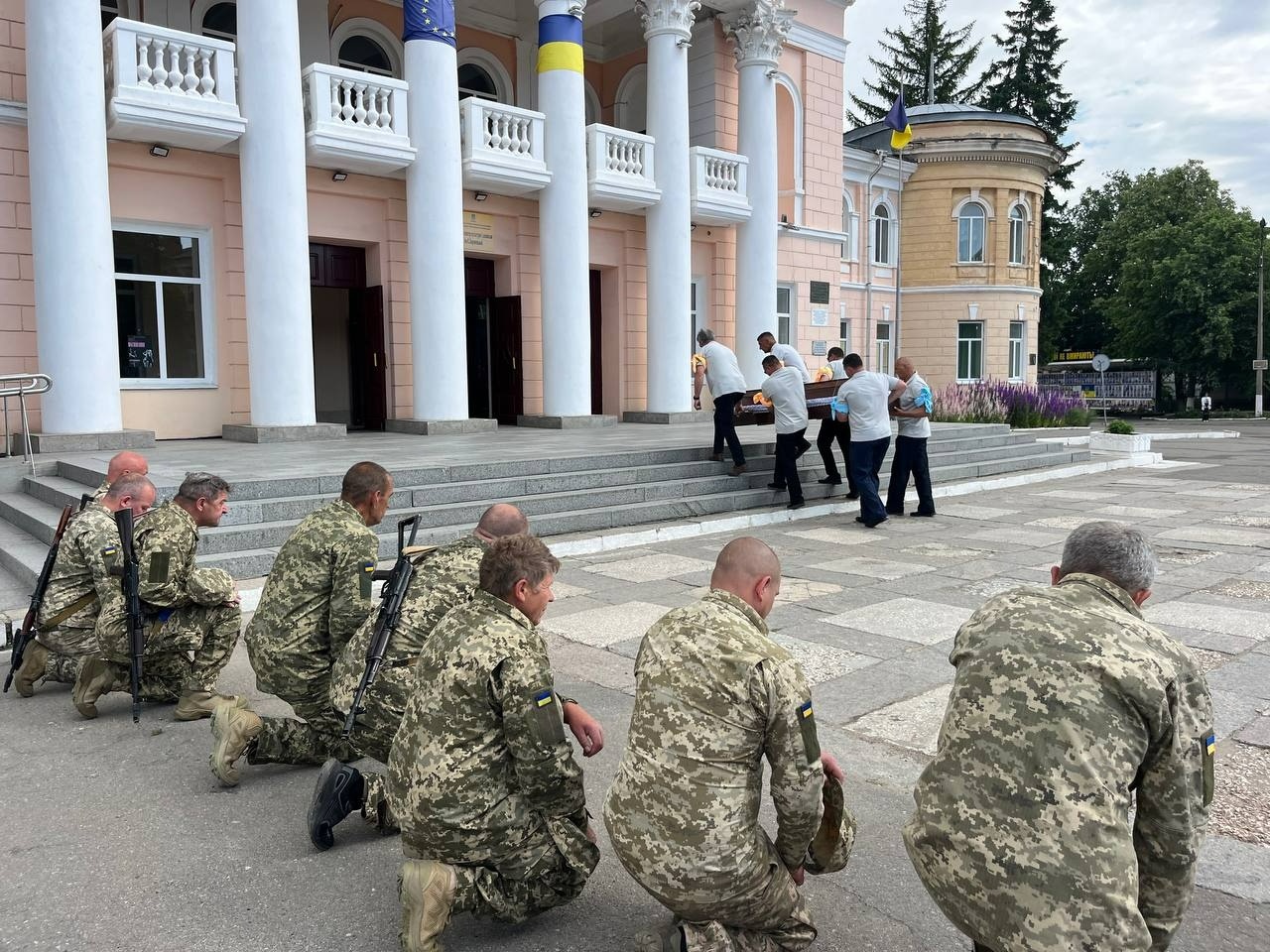 У Первомайській громаді попрощалися із захисником України Олегом Бондаренком