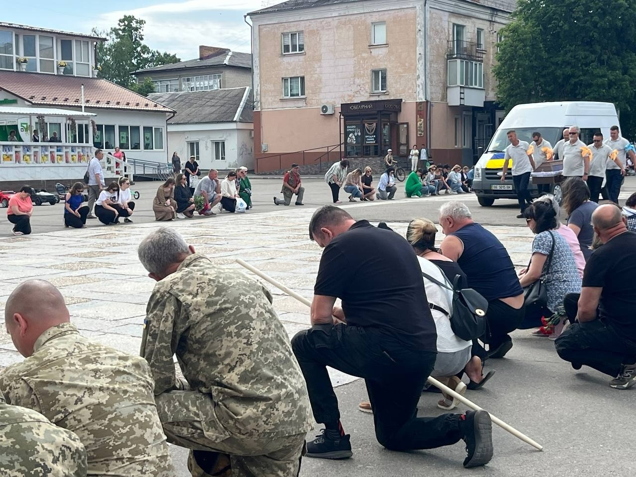 У Первомайській громаді попрощалися із захисником України Олегом Бондаренком