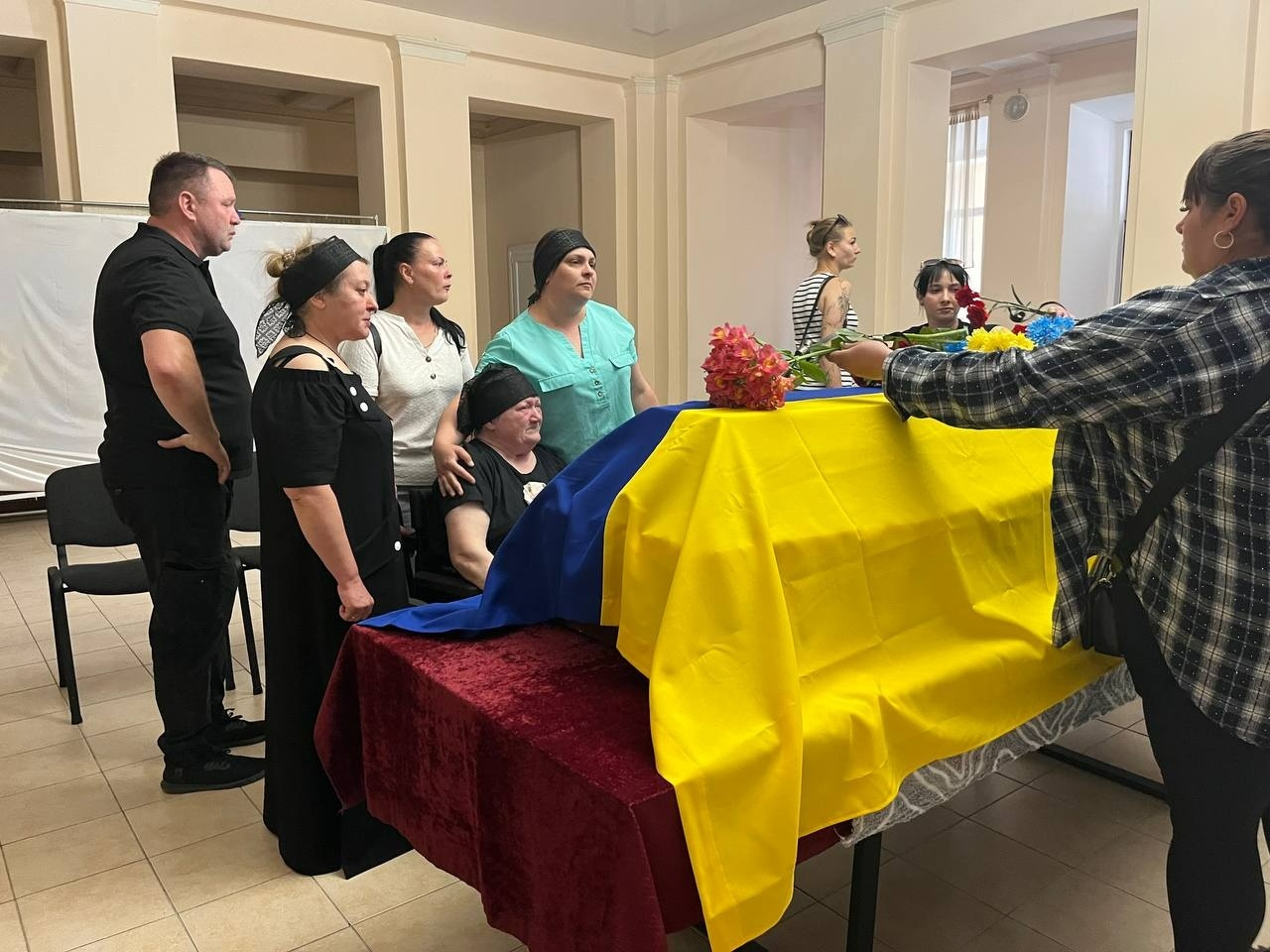 У Первомайській громаді попрощалися із захисником України Олегом Бондаренком