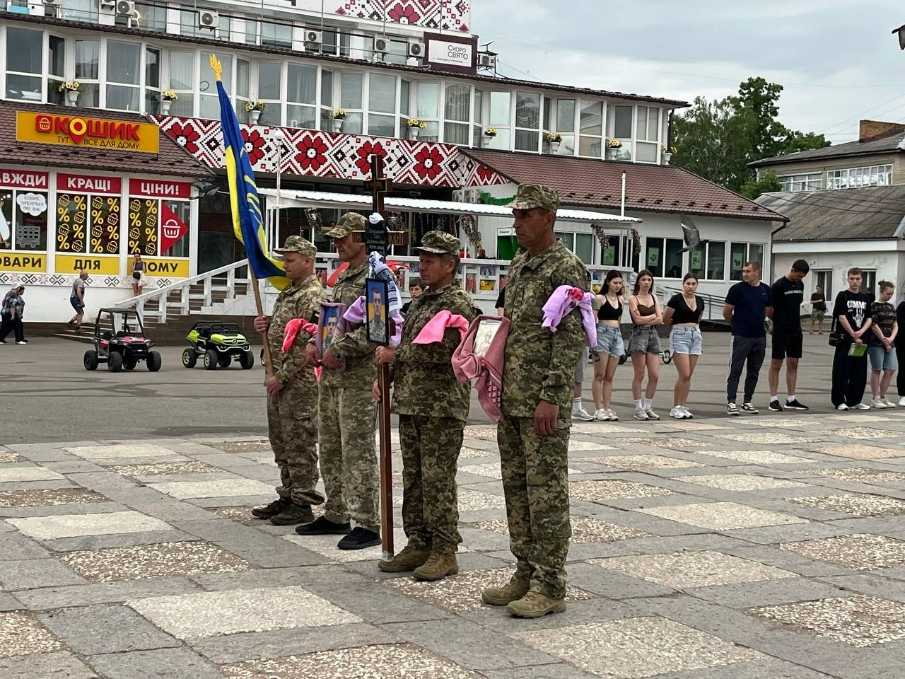 У Первомайській громаді попрощалися із захисником України Олегом Бондаренком