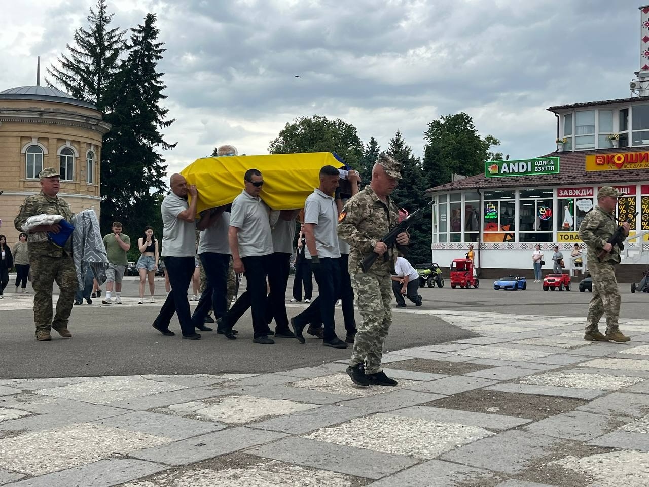 У Первомайській громаді попрощалися із захисником України Олегом Бондаренком