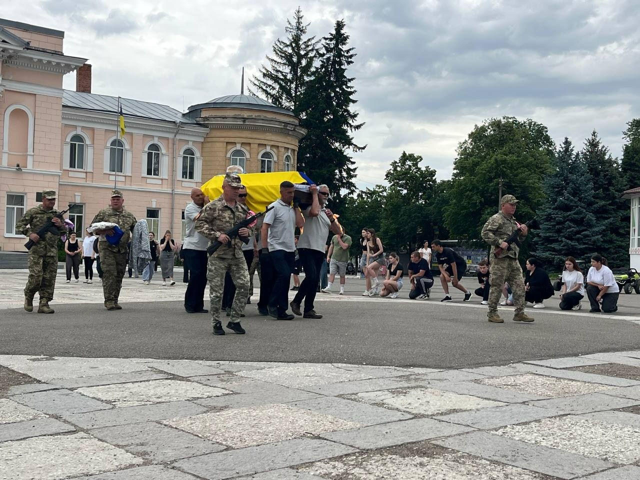 У Первомайській громаді попрощалися із захисником України Олегом Бондаренком