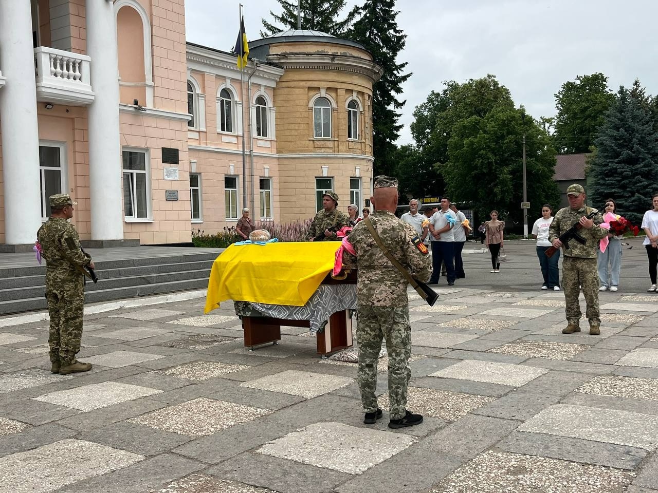 У Первомайській громаді попрощалися із захисником України Олегом Бондаренком