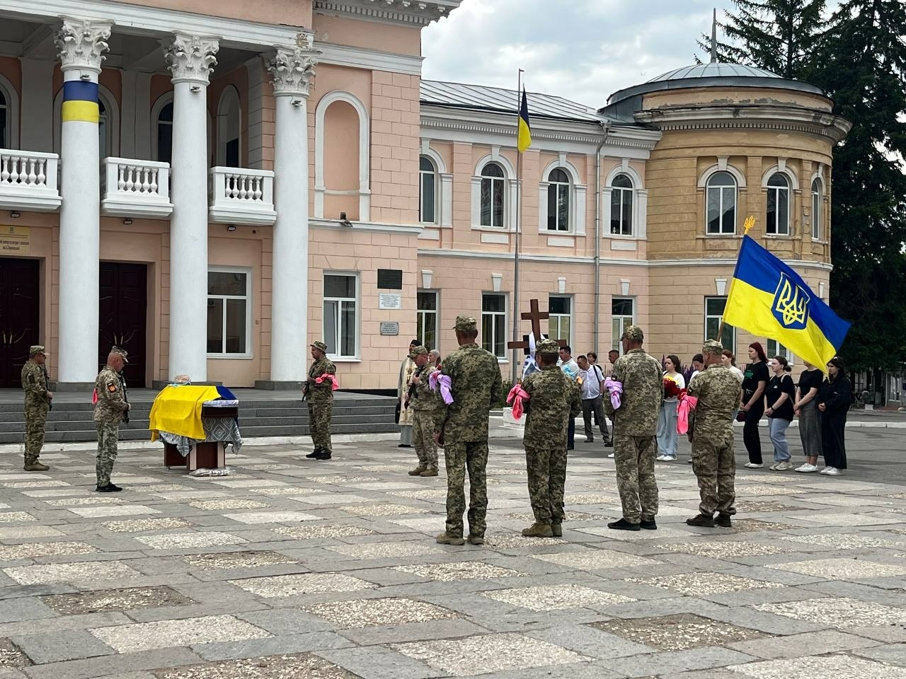 У Первомайській громаді попрощалися із захисником України Олегом Бондаренком