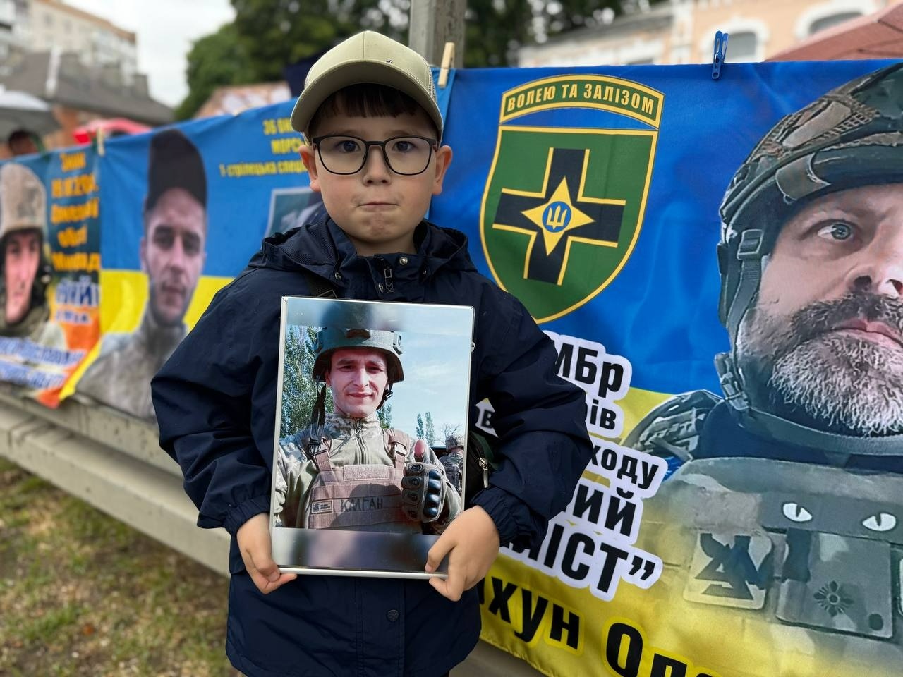 «Наші ще не вдома»: первомайці знову вийшли на акцію підтримки полонених та безвісти зниклих