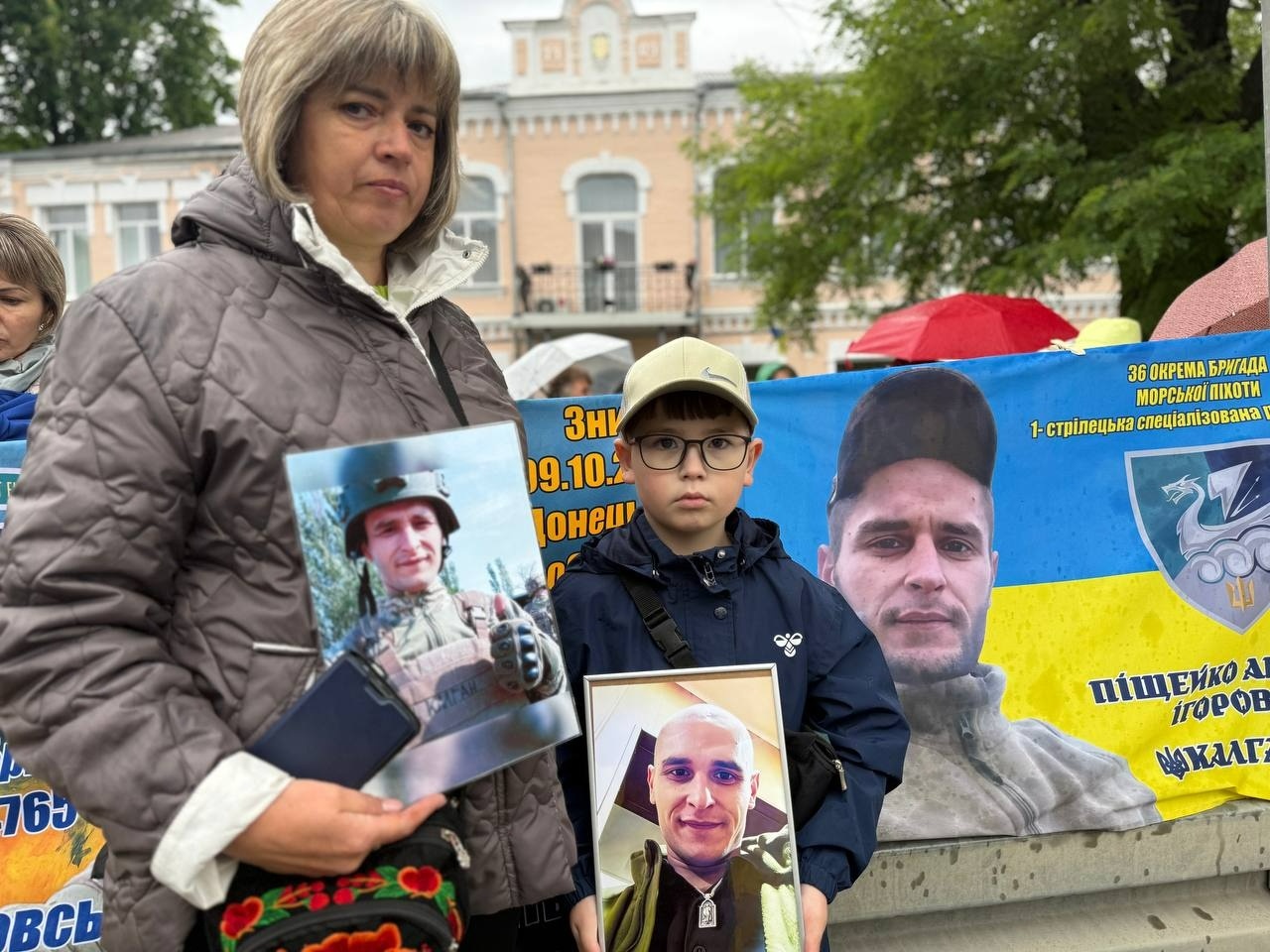 «Наші ще не вдома»: первомайці знову вийшли на акцію підтримки полонених та безвісти зниклих