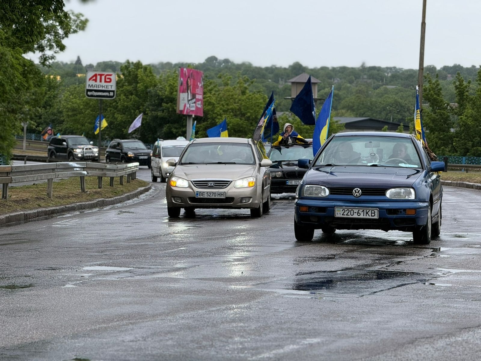 «Наші ще не вдома»: первомайці знову вийшли на акцію підтримки полонених та безвісти зниклих