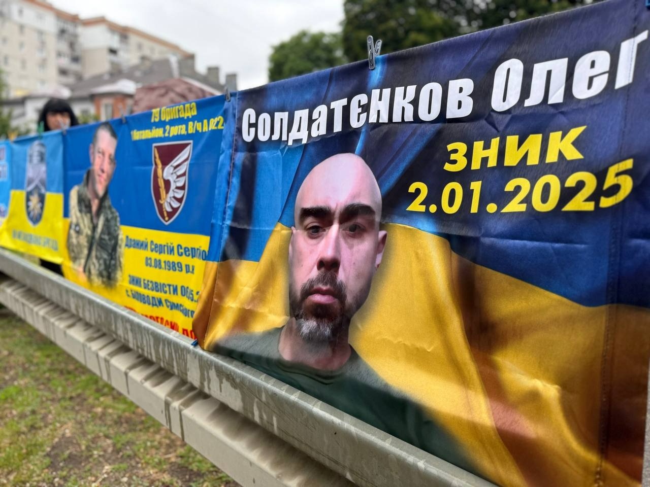 «Наші ще не вдома»: первомайці знову вийшли на акцію підтримки полонених та безвісти зниклих