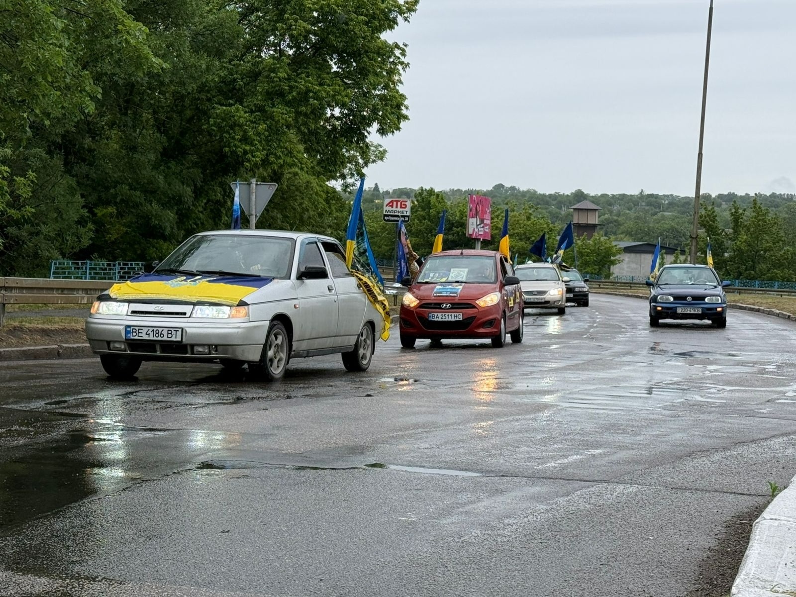 «Наші ще не вдома»: первомайці знову вийшли на акцію підтримки полонених та безвісти зниклих