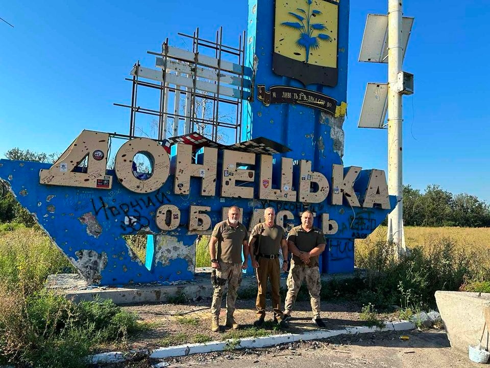 Олександр Бадера крайній ліворуч