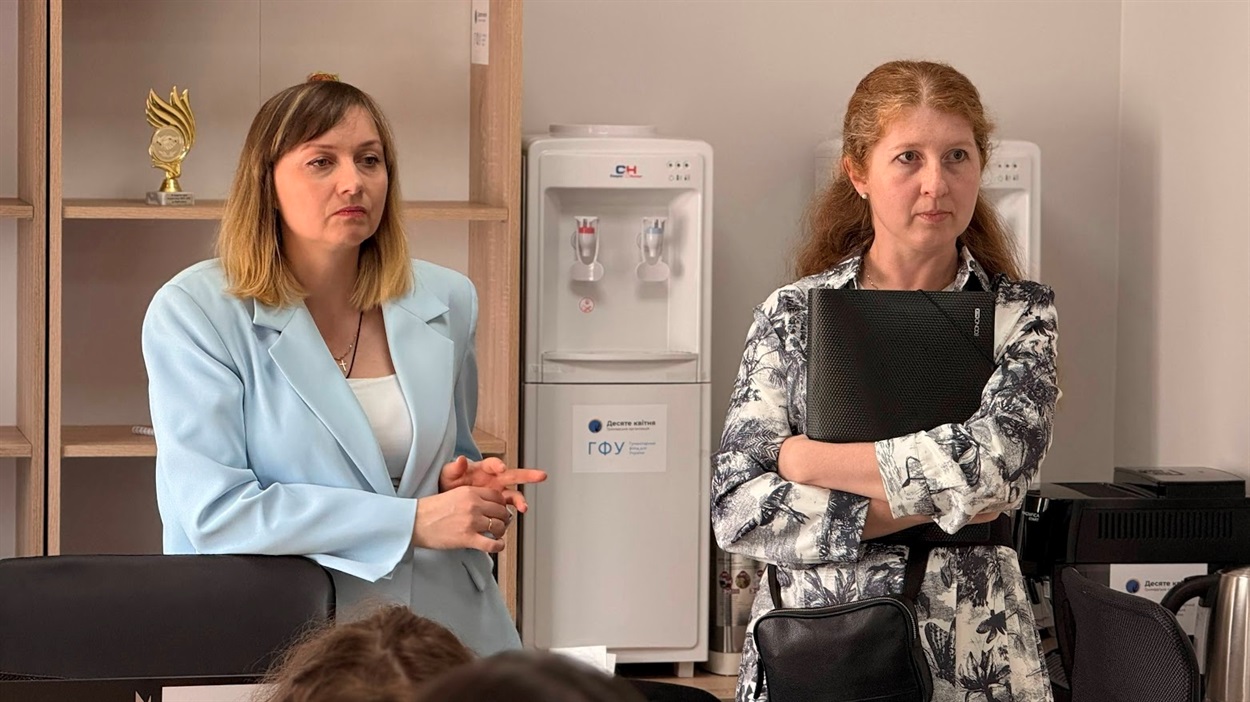 Менеджерка проєкту «Підвищення ефективності реагування, захисту та розбудови потенціалу постраждалих громад» ГО «Десяте квітня» Олена Пащенко (ліворуч) та спеціалістка із налагодження партнерств ГО «ДЕСЯТЕ КВІТНЯ» Тетяна Жолонко (праворуч)