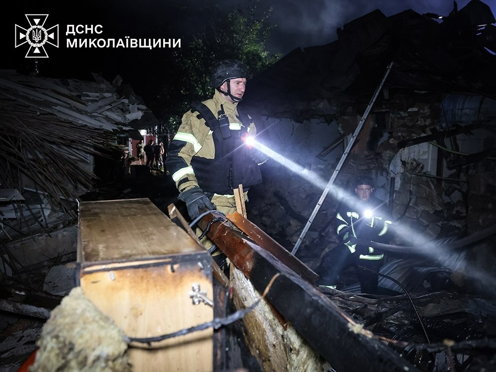 У Миколаєві через атаку «шахедів» поранені люди, пошкоджені будинки та автомобілі