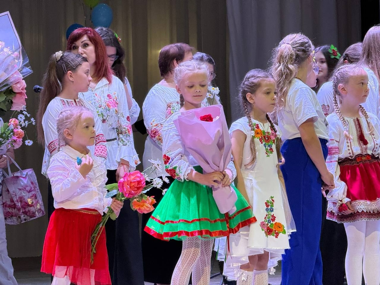 «На крилах пісні»: у Первомайську на одній сцені виступили учні Лідії Карабузи різних поколінь
