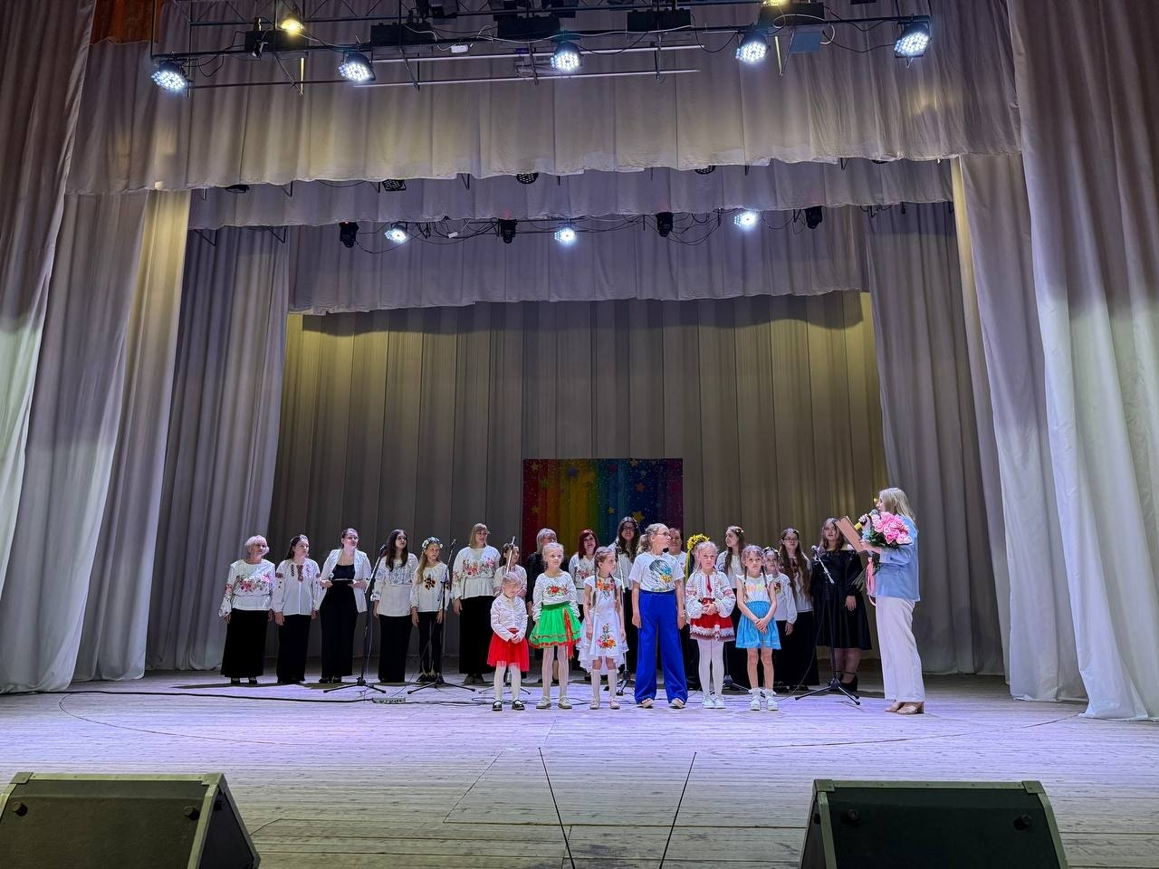 «На крилах пісні»: у Первомайську на одній сцені виступили учні Лідії Карабузи різних поколінь