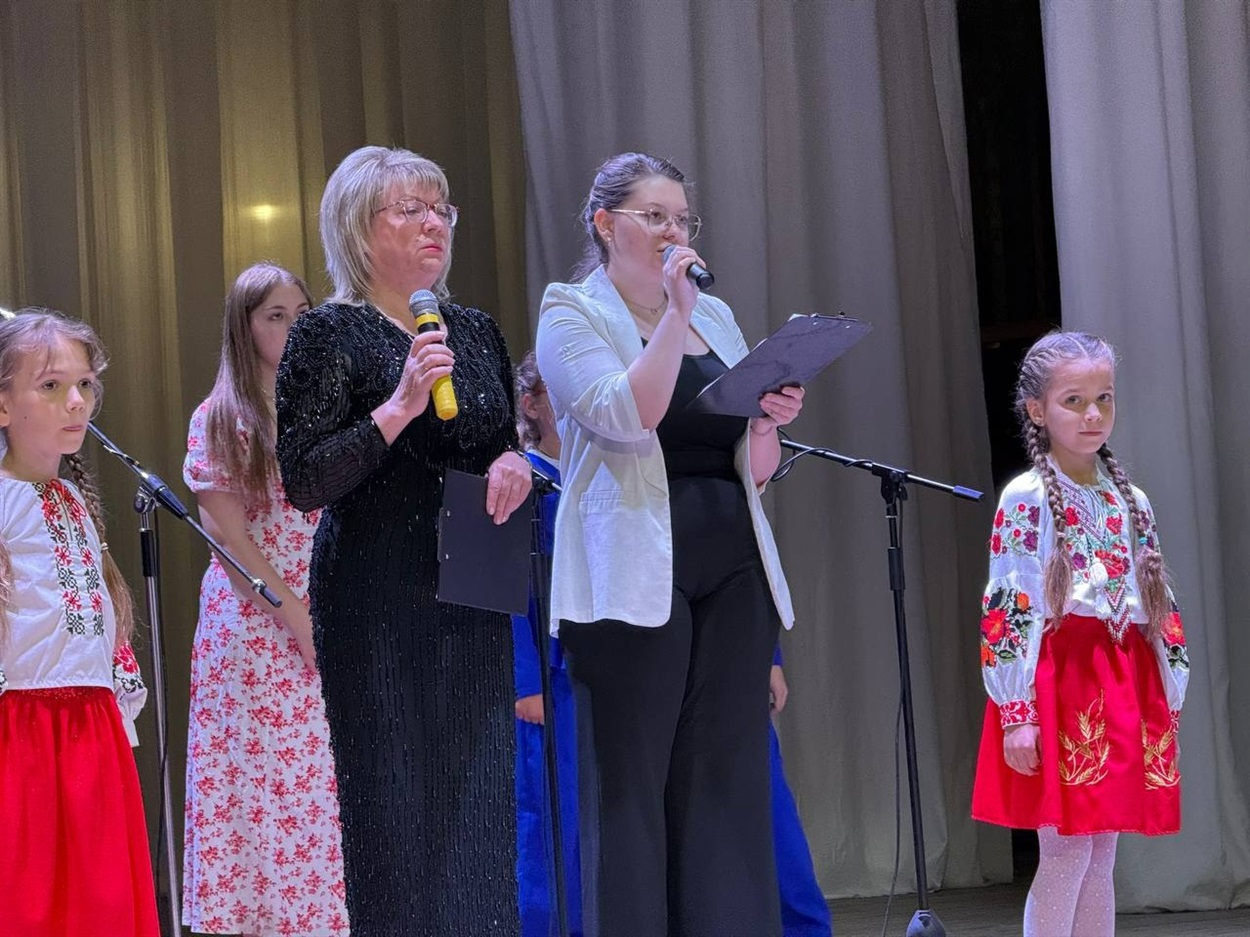 Лідія Карабуза з мікрофоном ліворуч