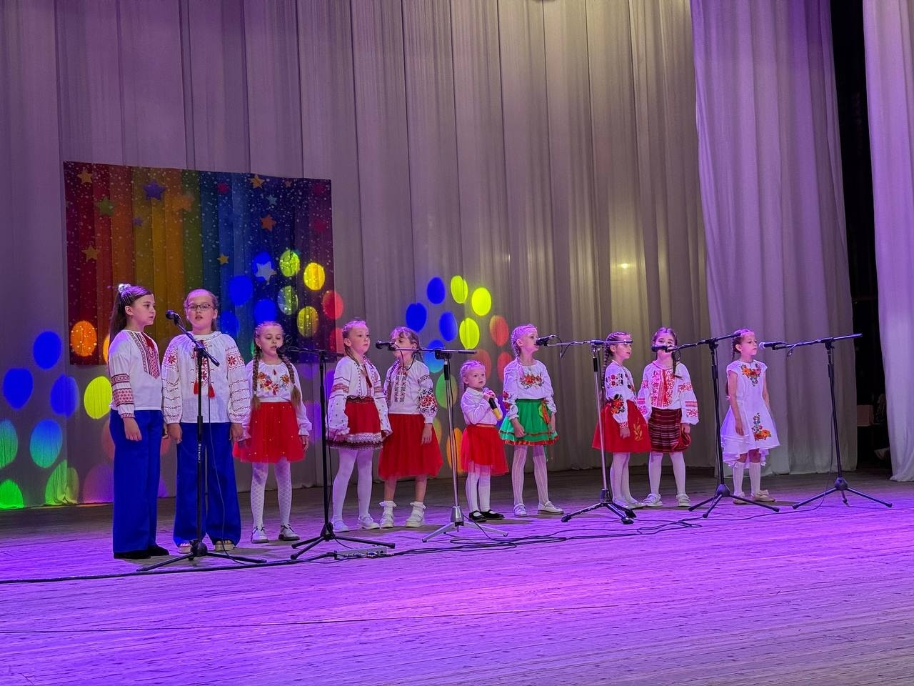 «На крилах пісні»: у Первомайську на одній сцені виступили учні Лідії Карабузи різних поколінь