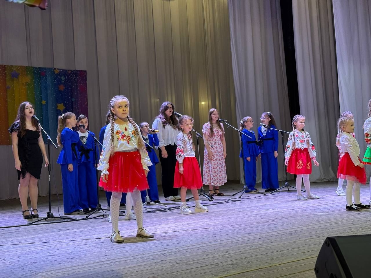 «На крилах пісні»: у Первомайську на одній сцені виступили учні Лідії Карабузи різних поколінь