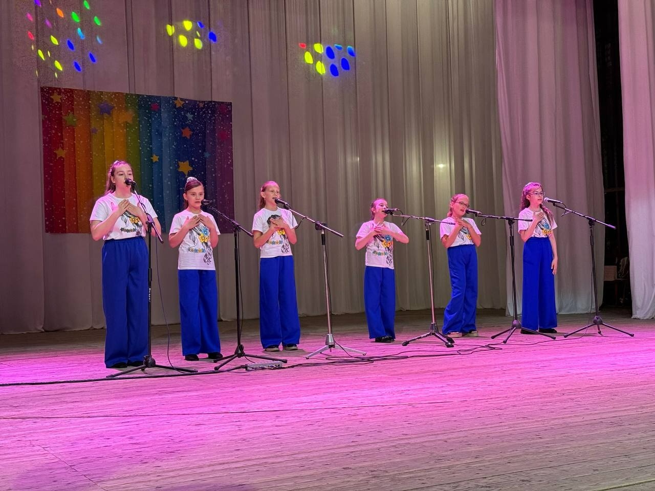 «На крилах пісні»: у Первомайську на одній сцені виступили учні Лідії Карабузи різних поколінь