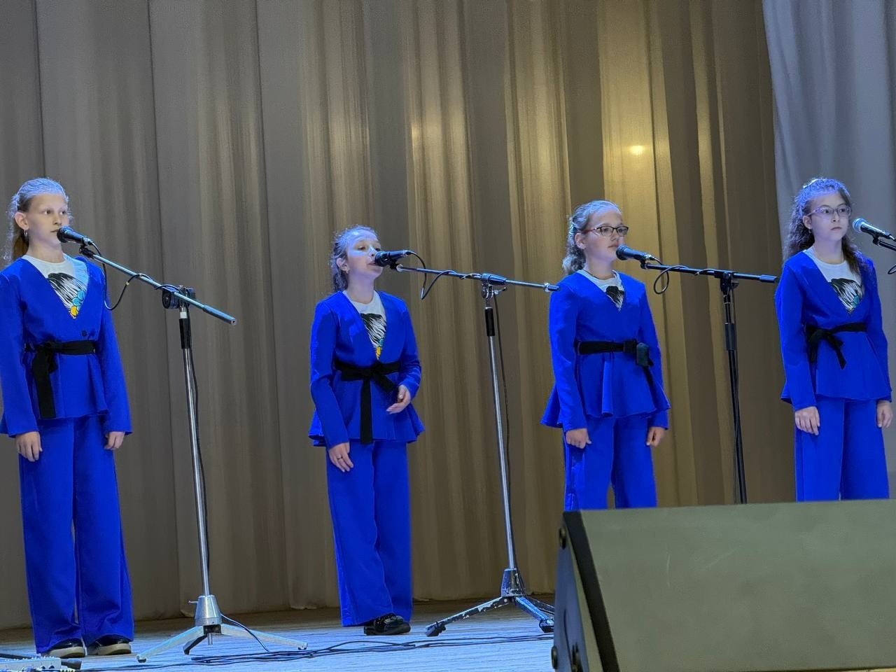 «На крилах пісні»: у Первомайську на одній сцені виступили учні Лідії Карабузи різних поколінь