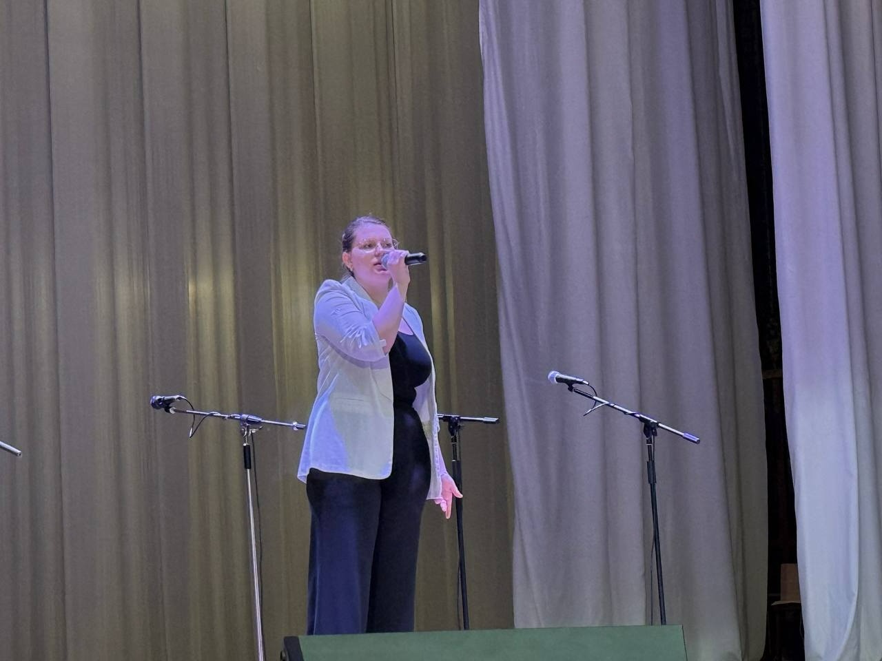 «На крилах пісні»: у Первомайську на одній сцені виступили учні Лідії Карабузи різних поколінь