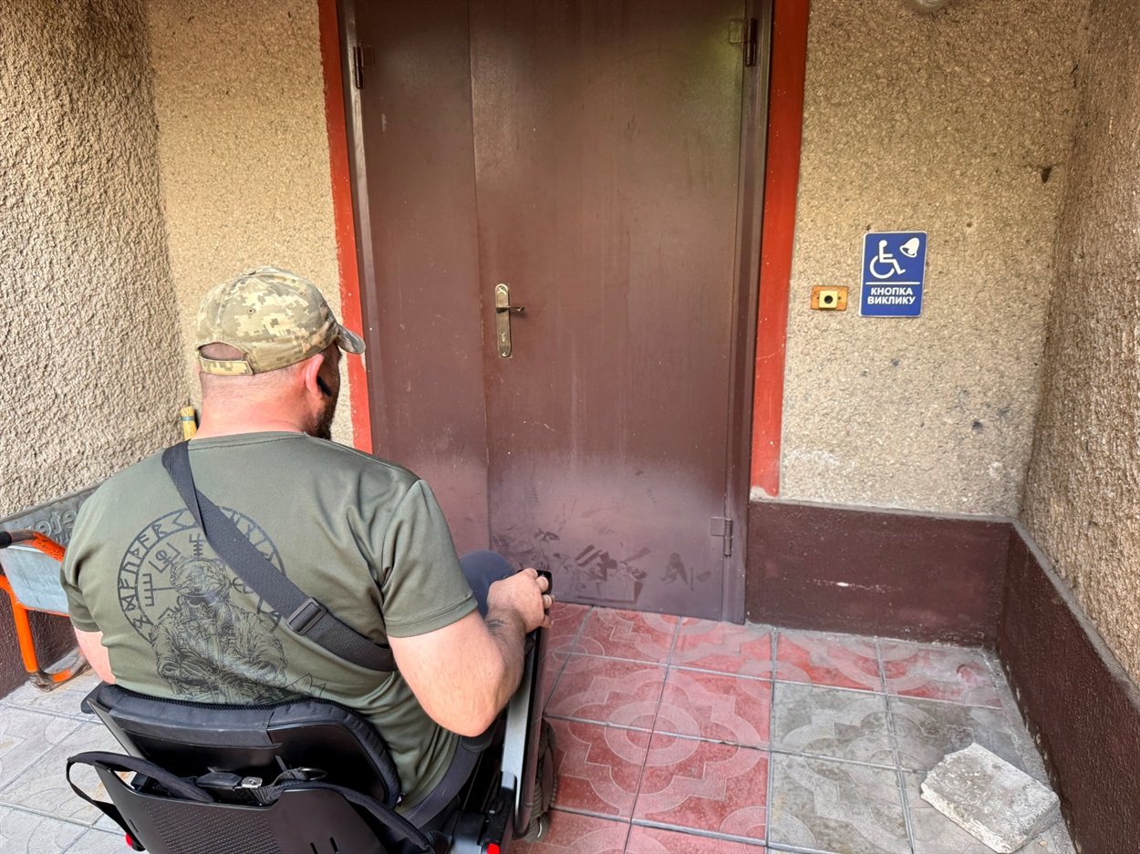 Вхід з двору до виконкому