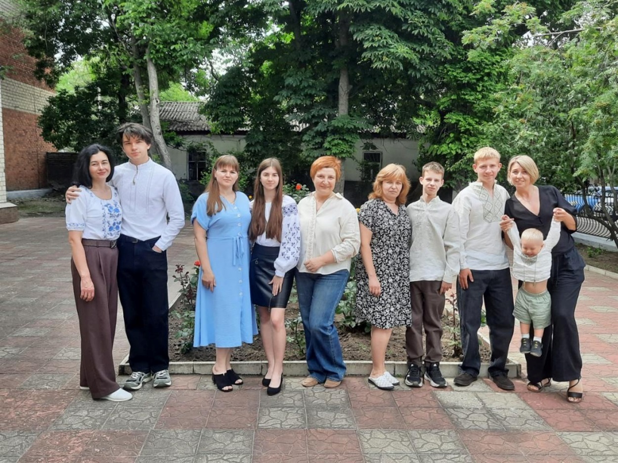 Анастасія Рябикіна (в центрі) — керівниця авторського вишивального проєкту
